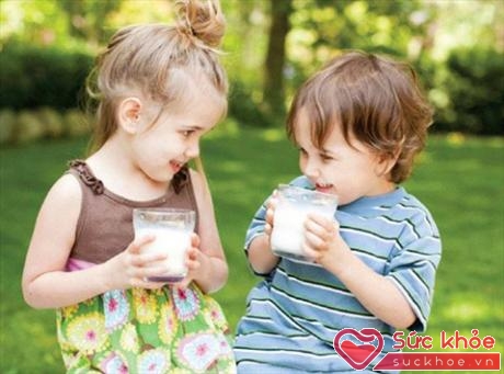 Cho trẻ uống sữa là rất cần thiết nhưng bố mẹ đừng nghĩ rằng uống sữa sẽ giải quyết tất cả các vấn đề sức khỏe của trẻ (Ảnh minh họa: Internet)