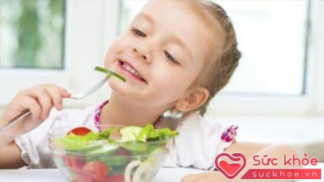 Một chế độ dinh dưỡng đầy đủ là cần thiết cho sự phát triển thể chất của trẻ nhỏ (Ảnh minh họa: Internet)