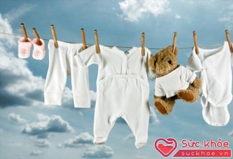Quần áo của trẻ sơ sinh phải được giặt sạch sẽ và phơi khô