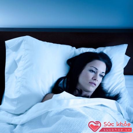 Thiếu ngủ làm tăng mức độ cortisol, khiến bạn căng thẳng, muốn ăn vặt