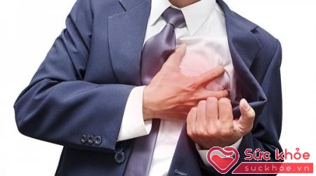 Đau thắt ngực là một trong những biến chứng của bệnh tim mạch