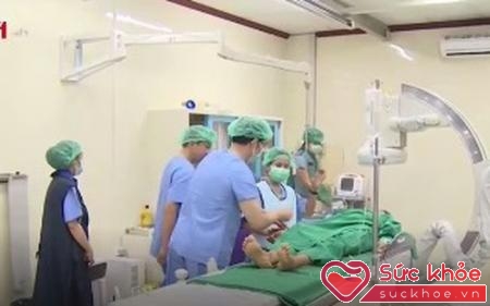 Các bác sĩ và điều dưỡng bệnh viện tim Hà Nội luôn tận tình vì sức khỏe người bệnh