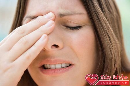 Nhức mắt là một trong những biểu hiện chính của bệnh đau mắt đỏ