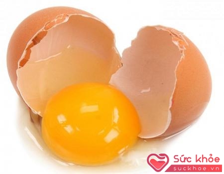 Lòng đỏ trứng gà là giải đáp cho câu hỏi: Đau mắt đỏ nên ăn gì?