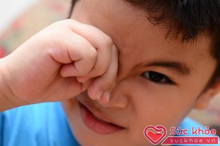 Có khá nhiều nguyên nhân dẫn đến đau mắt đỏ ở trẻ