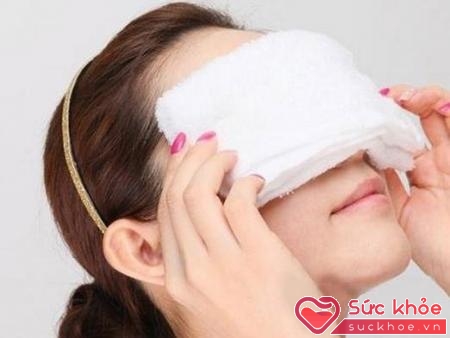 Chữa đau mắt đỏ bằng phương pháp đắp khăn lạnh