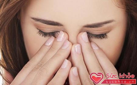 Hạn chế dùng tay dụi mắt là cách hạn chế đau mắt đỏ lây lan