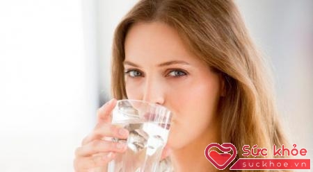 Uống nước đầy đủ cũng giúp bạn tránh những cơn đau đầu