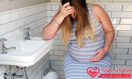 Số lần đại tiện ít là triệu chứng táo bón khi mang thai