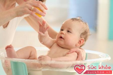 Tắm nước ấm là một cách chữa táo bón cho trẻ sơ sinh