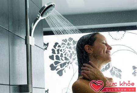 Tắm nước nóng là cách chữa đau đầu đơn giản