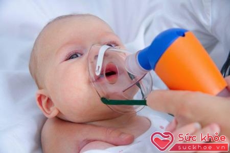 Điều trị viêm phổi ở trẻ sơ sinh cần hết sức thận trọng