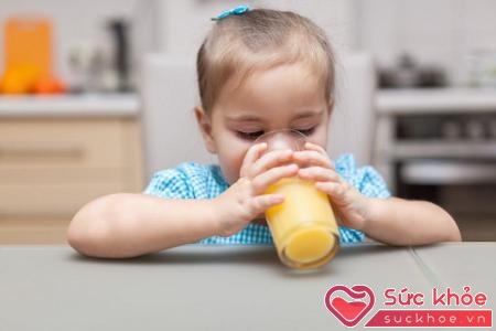 Tránh cho trẻ uống nước hoa quả khi điều trị viêm dạ dày ruột
