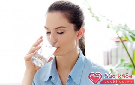 Uống đủ nước là một cách điều trị huyết áp thấp