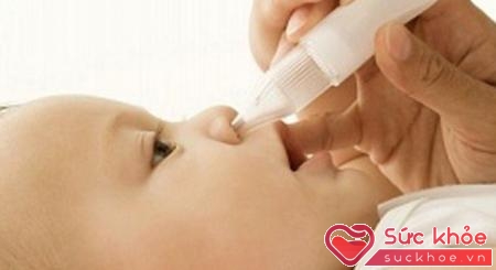 Làm sạch mũi là bước đầu tiên trong điều trị viêm phổi ở trẻ em