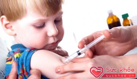Tiêm phòng viêm não cho trẻ cũng cần thận trọng để tránh tác dụng phụ của vaccin