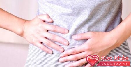 Cơn đau bụng phải xuất hiện thường xuyên có thể là dấu hiệu xơ gan