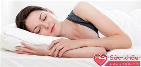 Đặt tỏi dưới gối trước khi đi ngủ có tác dụng cải thiện giấc ngủ hoàn toàn là cách chữa bệnh có căn cứ. (Ảnh minh họa: Internet)