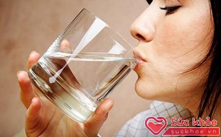 Lười uống nước là nguyên nhân bị sỏi thận