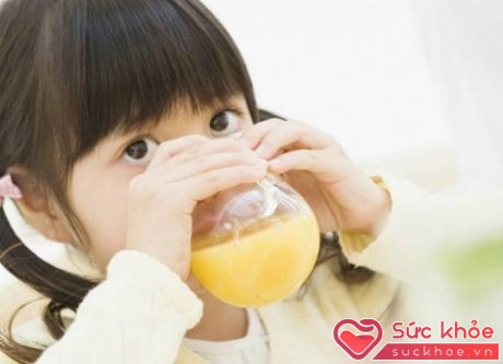 Nước cam hấp có thể trị dứt chứng ho ở trẻ nhỏ.