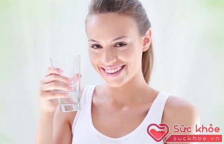 Uống nhiều nước giúp hạn chế sỏi thận hiệu quả