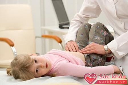 Khi trẻ bị đau bụng nhiều cần đưa trẻ đi khám