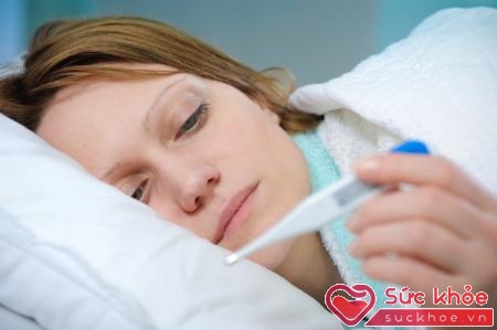 Sốt là triệu chứng sốt rét ở người lớn điển hình