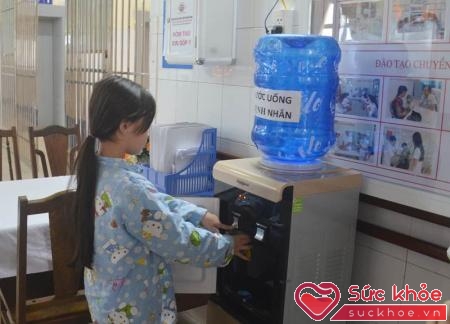 Luôn cung cấp đủ lượng nước cho cơ thể giúp phòng bệnh sốt rét
