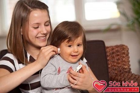 Trẻ bị viêm nhiễm tai giữa dễ bị bố mẹ bỏ qua 