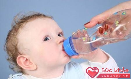 Bù nước cho trẻ sơ sinh thường xuyên giúp trẻ có thêm sức đề kháng