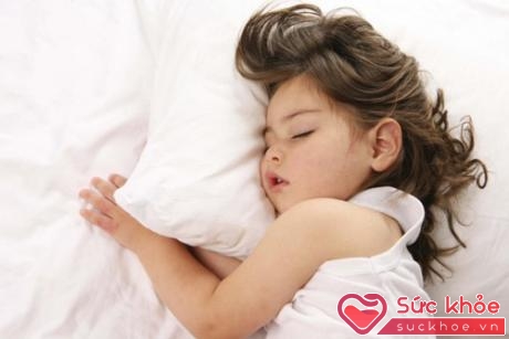 Tình trạng ngưng thở khi ngủ có thể liên quan tới việc tăng nguy cơ cao huyết áp, những bệnh tim mạch khác và bệnh ở phổi.
