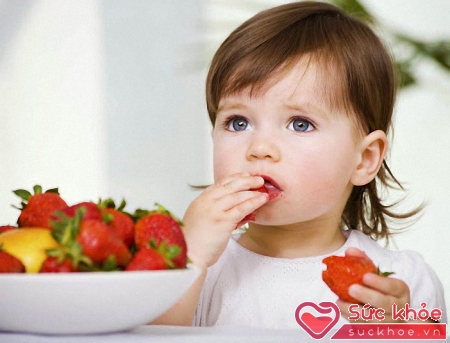Cần giữ vệ sinh cho con trước, trong và sau khi ăn là cách điều trị rối loạn tiêu hóa ở trẻ em nên làm đầu tiên