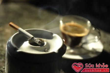 Thói quen sử dụng cà phê, thuốc lá là nguyên nhân gây ra bệnh loãng xương