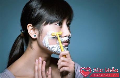 Nhiều chị em phụ nữ sử dụng dao cạo râu để cạo lông mặt như một cách để dưỡng da, làm đẹp da.