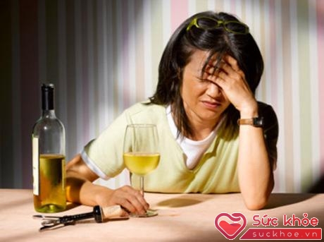 Người nghiện rượu lâu ngày dễ dẫn đến rối loạn tâm thần, thay đổi tính tình, mất khả năng lao động. (Ảnh minh họa)