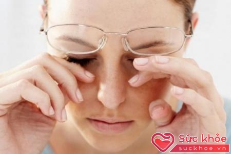 Nguyên nhân đau mắt hột có thể kể tới yếu tố giới, tuổi tác, môi trường