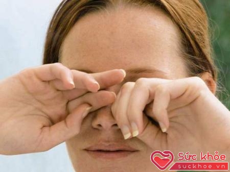 Nhiều người lo sợ không biết đau mắt hột có lây không