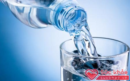Uống nước đều đặn giúp kiểm soát đường huyết