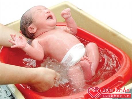 Tốt nhất nên tắm cho trẻ bằng nước đun sôi để nguội khoảng 36 - 38oC