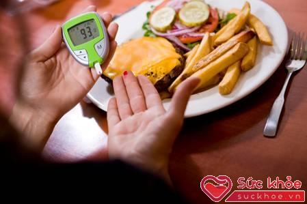 Hạ đường huyết sau ăn thường xuất hiện ở những người mắc bệnh dạ dày