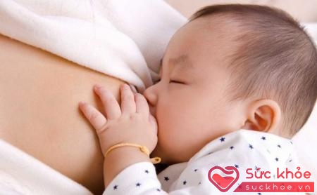 Bú mẹ sớm sau sinh giúp hạn chế nguy cơ trẻ bị hạ đường huyết