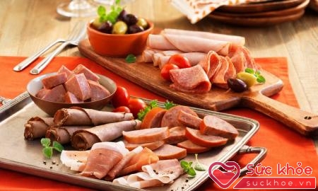 Thịt chế biến sẵn là đáp án cho câu hỏi cholesterol cao kiêng ăn gì?
