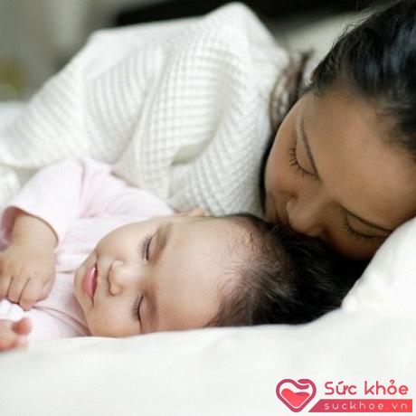 Theo các chuyên gia, bí quyết chăm sóc trẻ sơ sinh tốt là để để bé ngủ và thức dậy một cách tự nhiên (Ảnh minh họa)