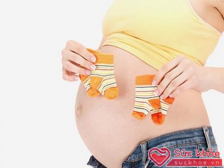 Mang song thai sẽ khiến mẹ bầu có nhiều trải nghiệm vất vả hơn trong suốt thai kỳ. 