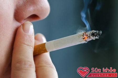 Hút thuốc là là một trong những nguyên nhân dẫn tới bệnh cholesterol cao