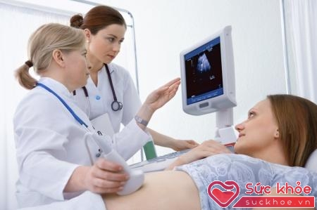 Hỏi ý kiến bác sỹ và thường xuyên theo dõi thai nhi sẽ giúp bạn yên tâm hơn