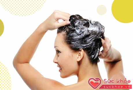 Cách chăm sóc tóc xoăn đơn giản nhất là bạn phải chọn được loại dầu gội phù hợp.