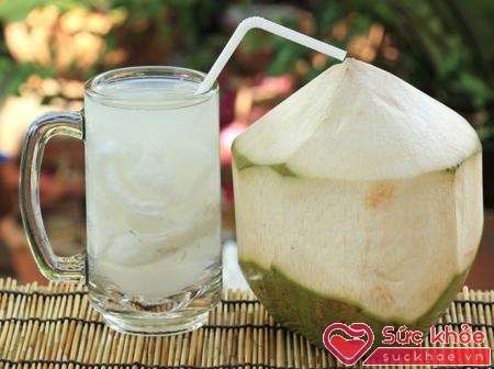 Nước dừa không chỉ dùng làm nước giải khát mà còn trị đục thủy tinh thể