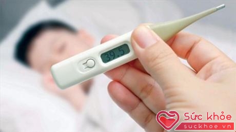 Sốt do vi-rút thường sốt cao, cần phải theo dõi nhiệt độ cơ thể thường xuyên để kịp thời hạ sốt.