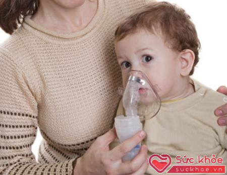 Trẻ suy hô hấp có biểu hiện triệu chứng lúc sinh hoặc vài giờ sau sinh: thở nhanh (trên 60 lần/phút), thở rên